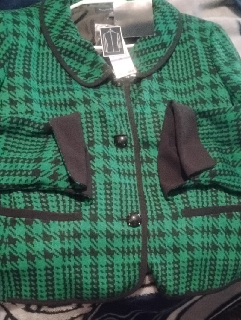 Elegant Evan Picone 2 Pc Suit,  Green Houndstooth Pocket Jacket With Skirt